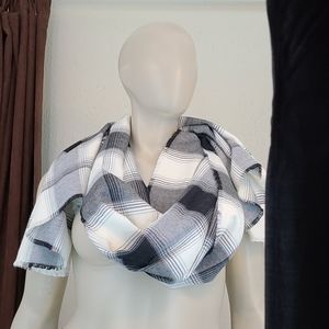 🩷 NWT LB blanket wrap scarf, black/white plaid